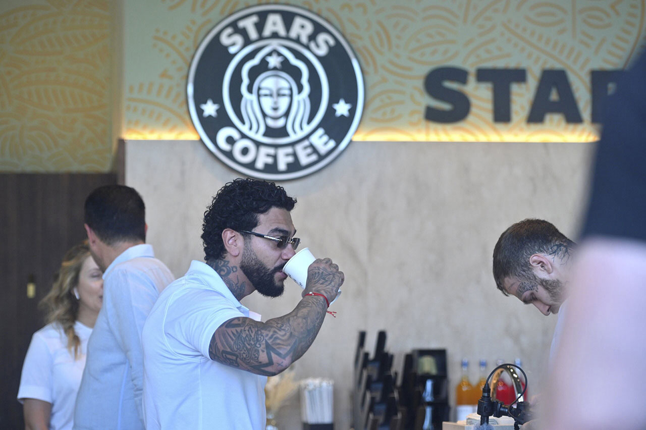 Теперь Starbucks будет называться Stars Coffee. Об этом рассказал рэпер Тимати, один из новых владельцев сети, пишут «Риа Новости».